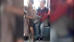 网友爆料拾荒老人视频,网友视频见证人间真情  第1张